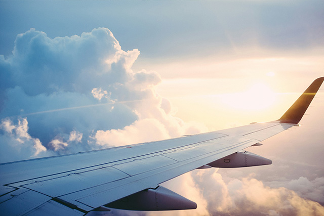 雲の上に飛行機が飛んでいます